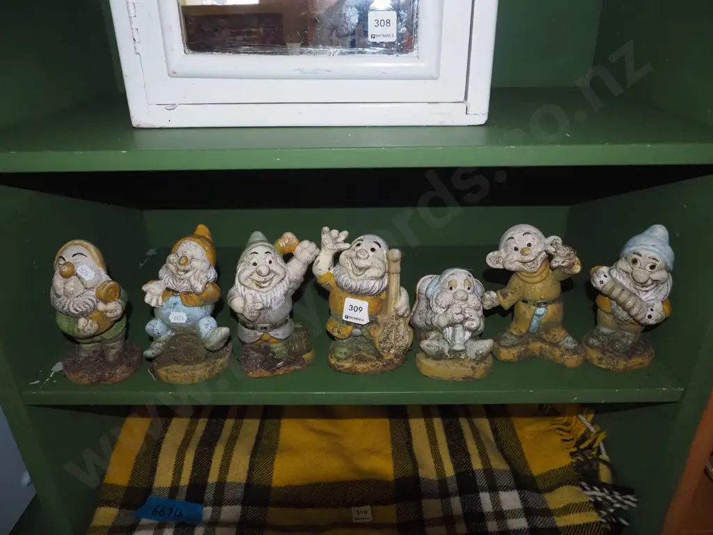 small garden figuirnes - 7 dwarves H160 Image 1++