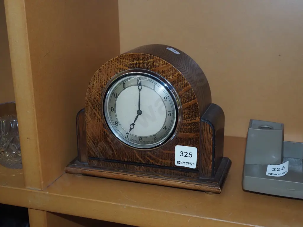 small deco wood cased mantle clock H160 Image 1++