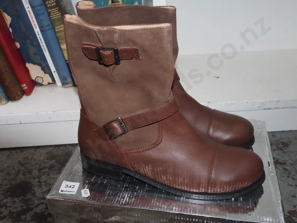 pair of Miss Wilson size 41 boots Image 1++