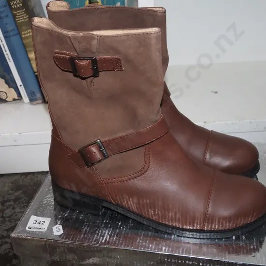 pair of Miss Wilson size 41 boots