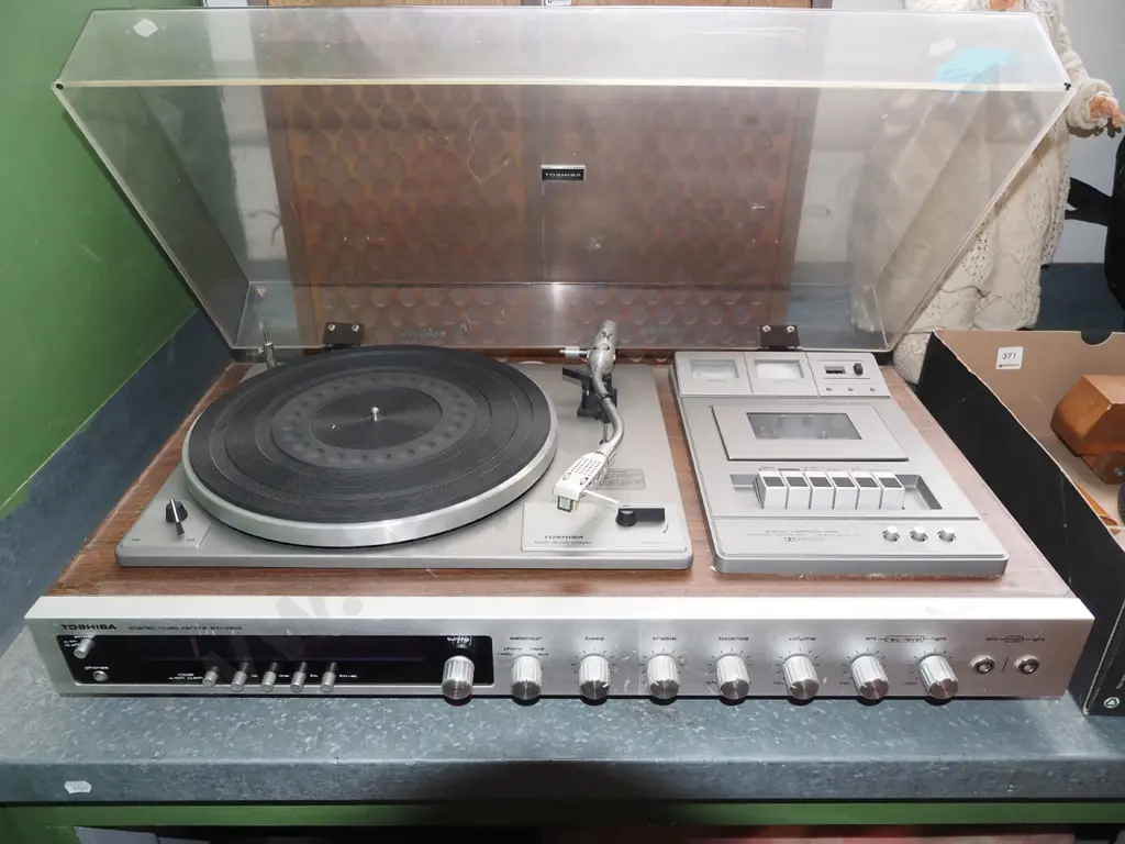 Toshiba stereo, tuner, turntable, cassette player - As Is No Returns Image 1++