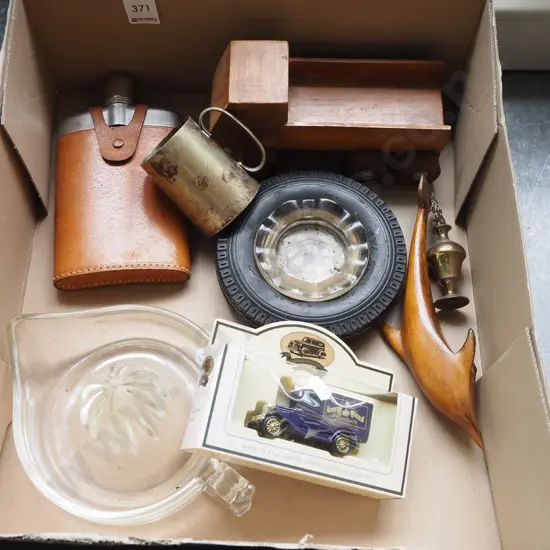 box; tyre ashtray, lemon squeezer etc