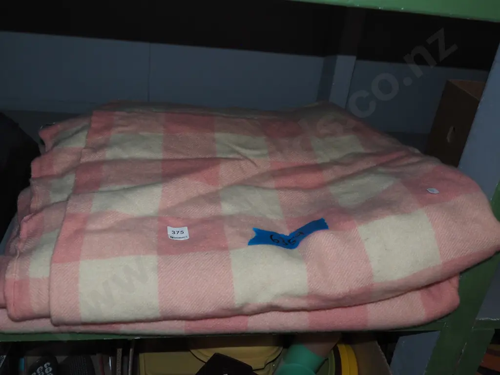 2x cream and pink checked blankets Image 1++