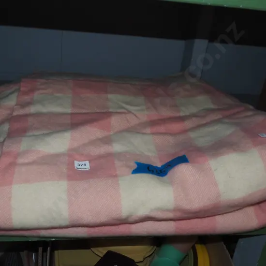 2x cream and pink checked blankets