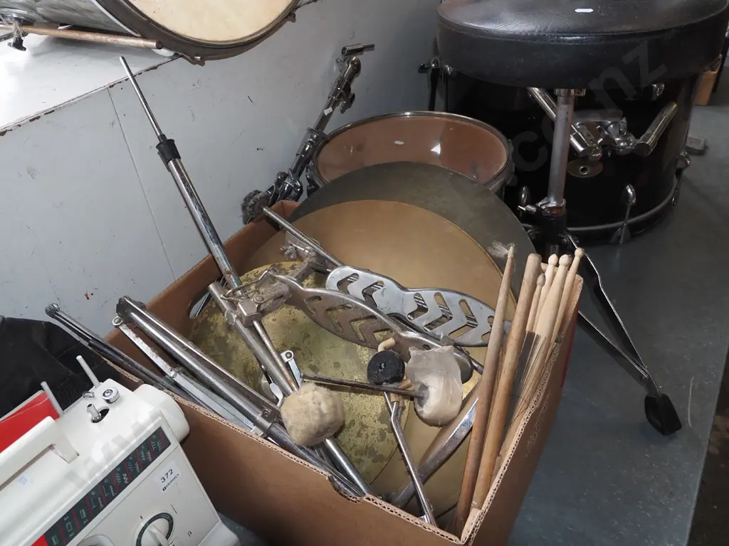 drum kit/part drum kit - drums, cymbal stand, cymbals, drumsticks etc Image 1++