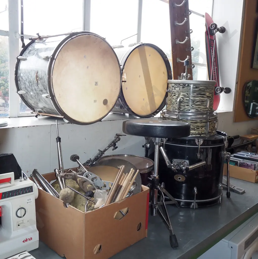 drum kit/part drum kit - drums, cymbal stand, cymbals, drumsticks etc Image 1++