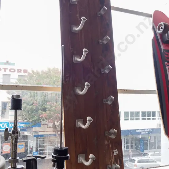 metal and wood 6 bottle wine rack H1140