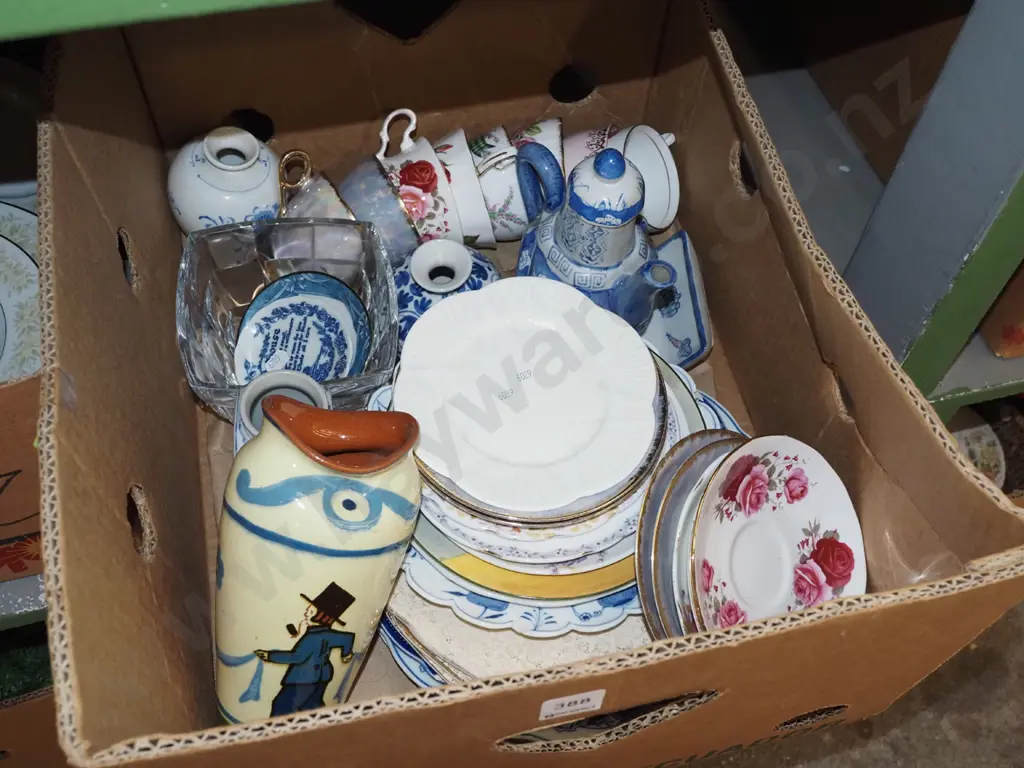 box; tea cups, jugs, saucers etc Image 1++