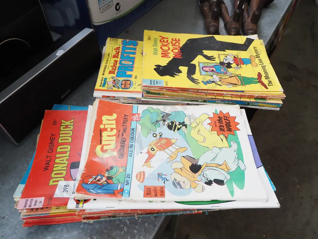 2x stacks of comics Image 1++