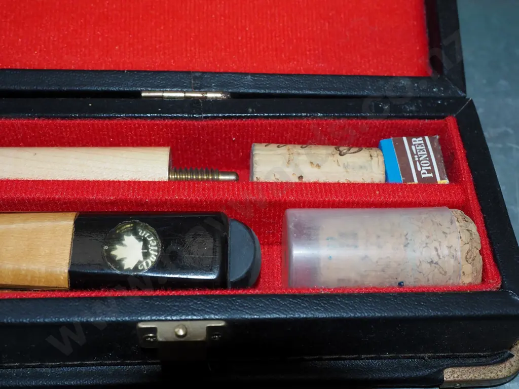 Dufferin Canadian pool cue in carry case Image 1++