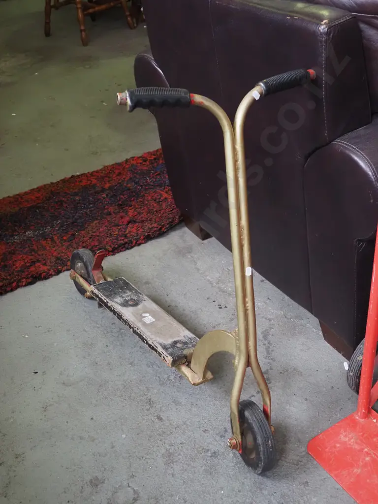 vintage child's scooter Image 1++