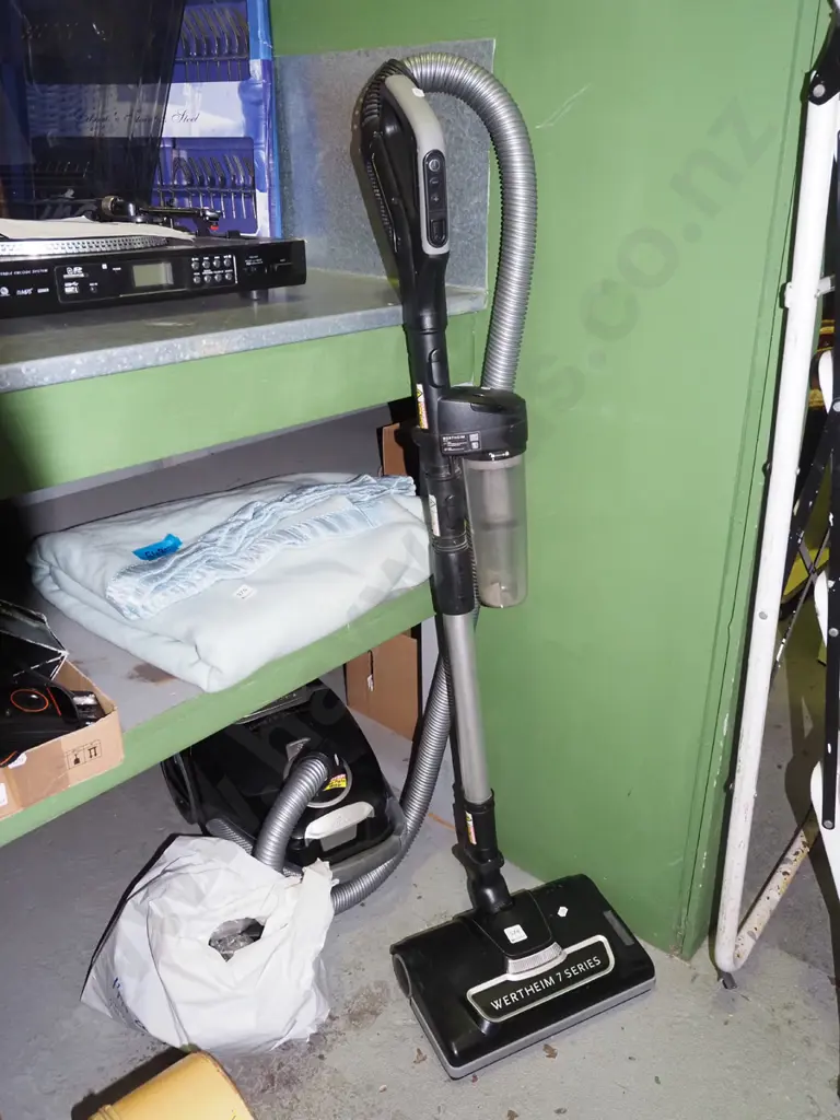 Wertheim 7 series vacuum cleaner and bag of accessories Image 1++