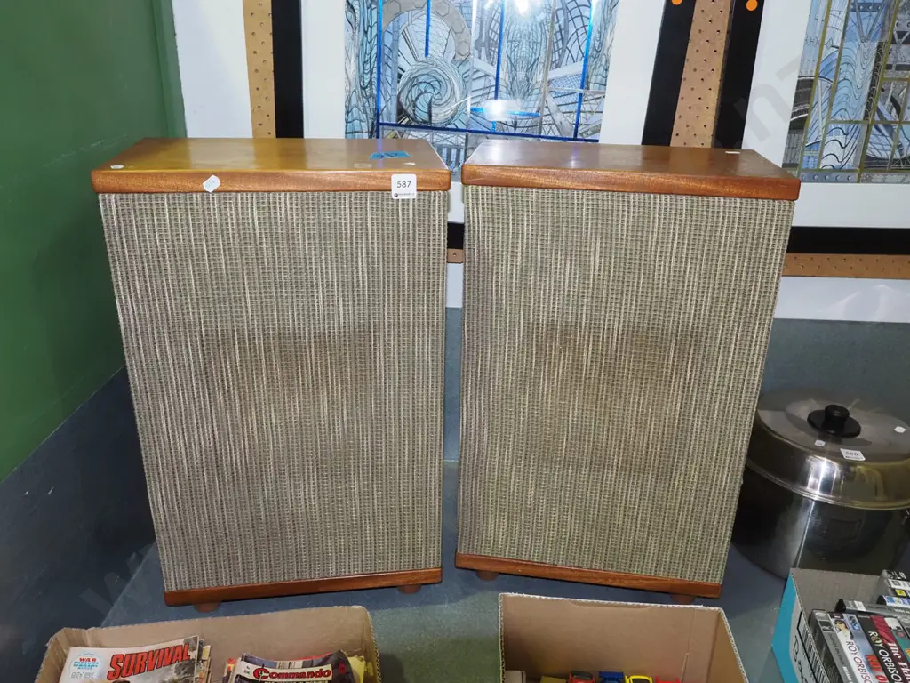 pair of unbranded floor stereo speakers Image 1++