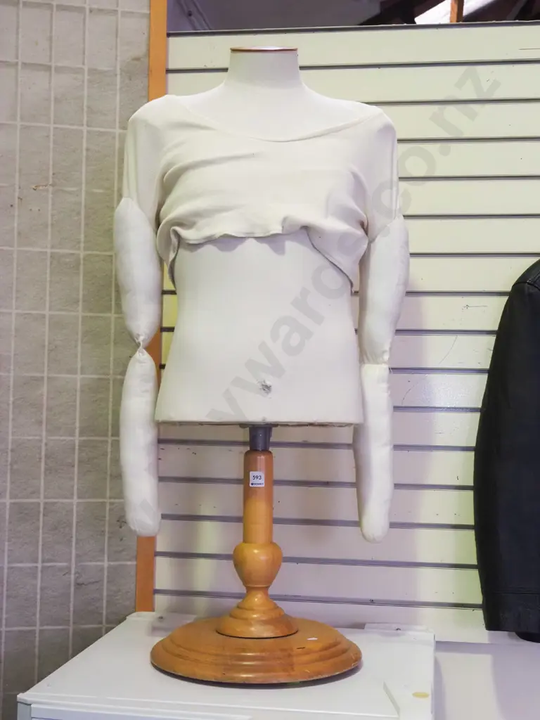 mannequin form on stand H1200 Image 1++