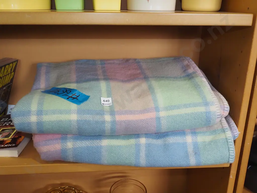 2x checked woollen blankets Image 1++