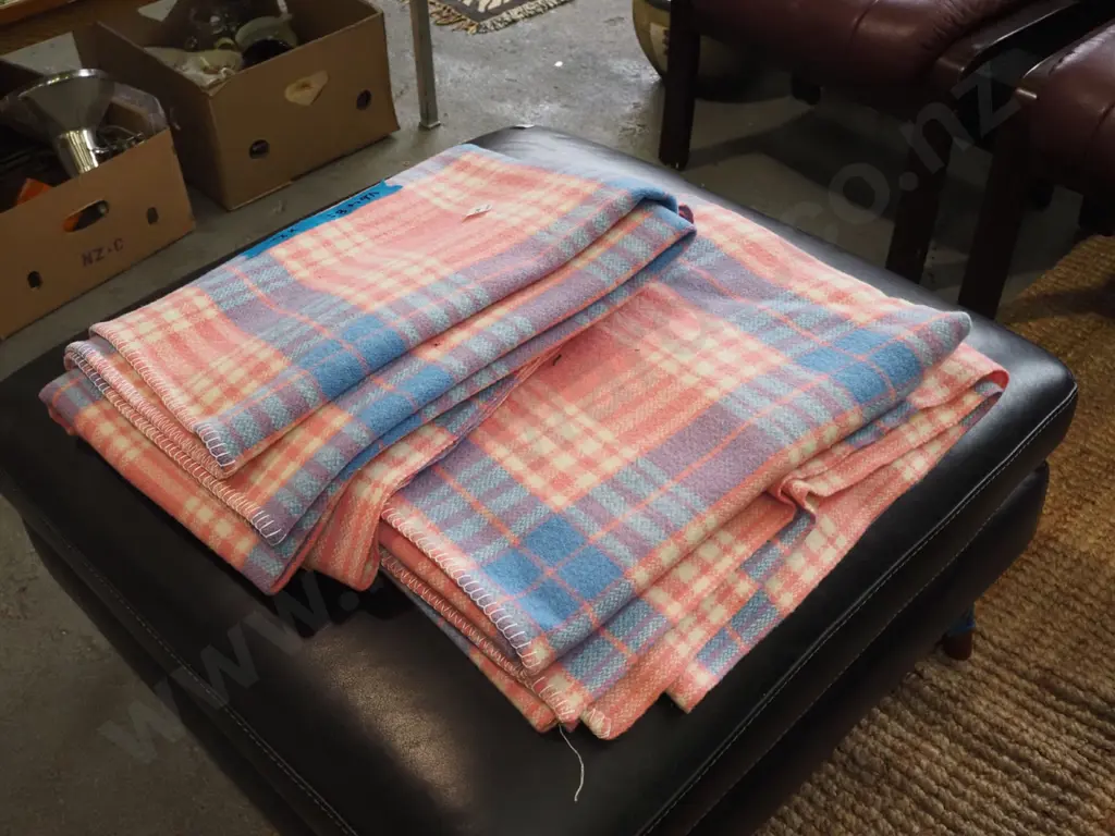 2x checked woollen blankets Image 1++