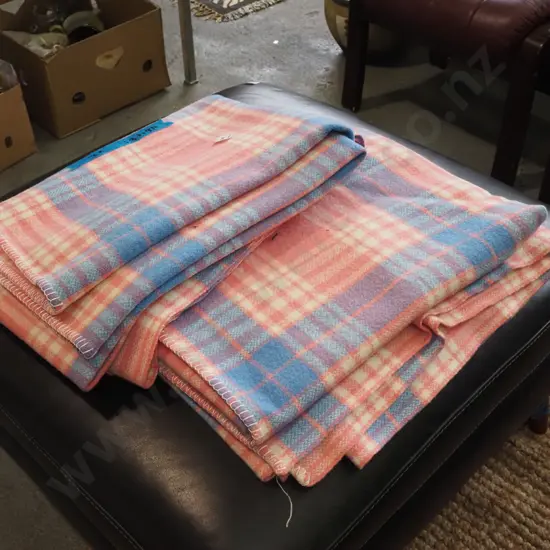 2x checked woollen blankets