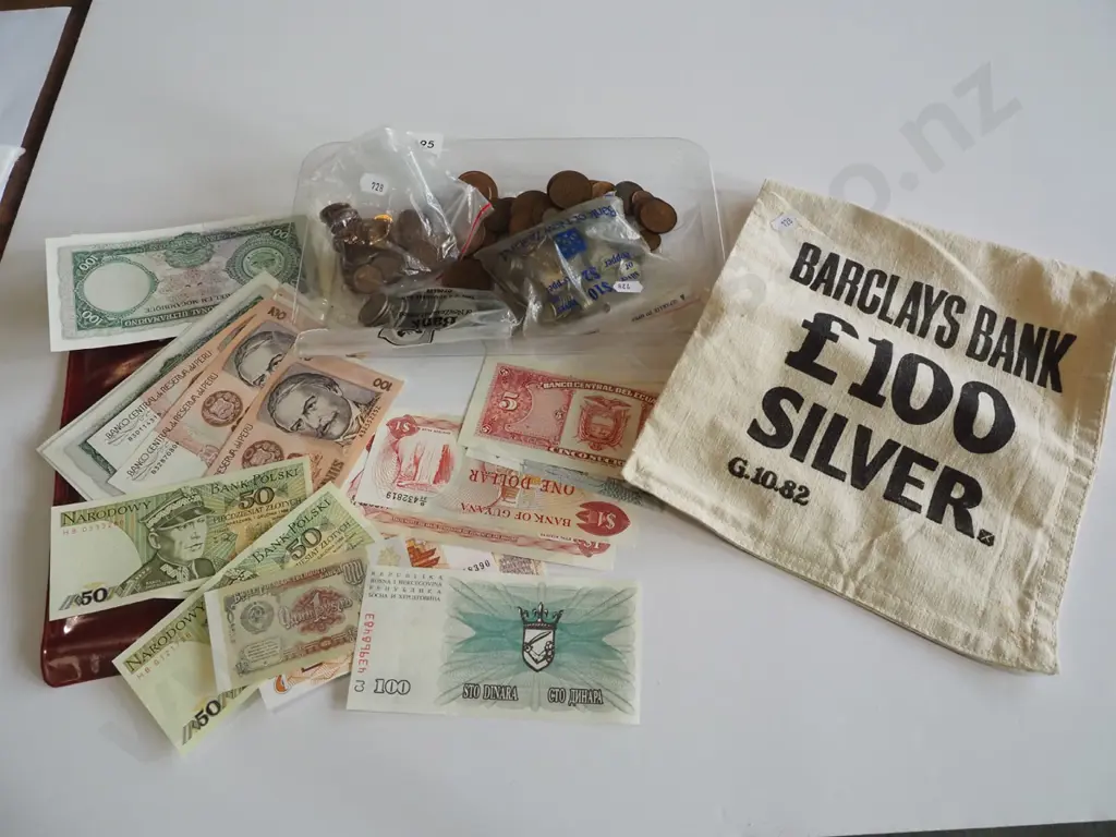 tray of bank notes and coins Image 1++