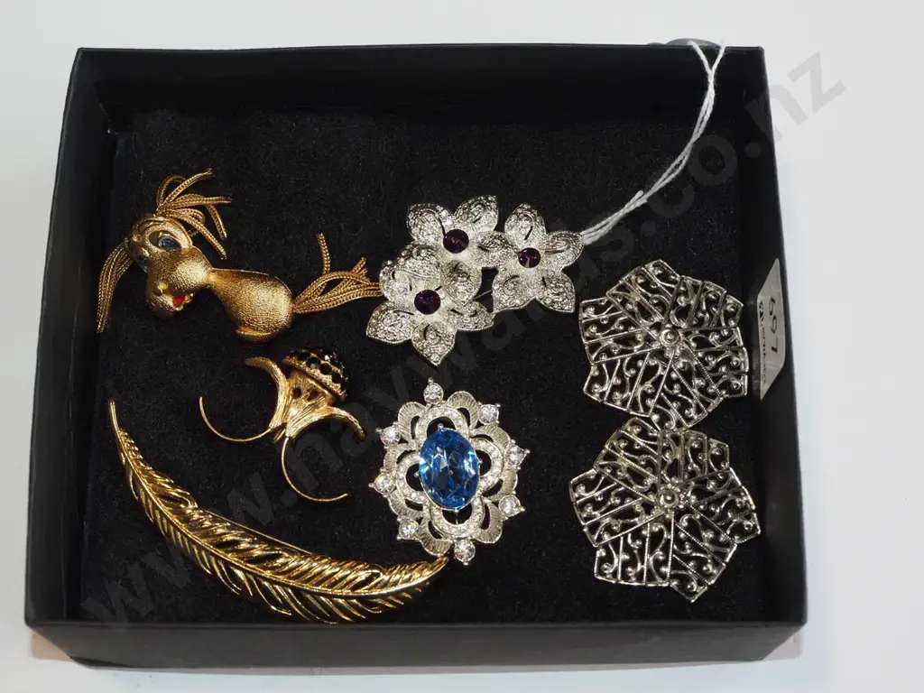 box; costume jewellery Image 1++
