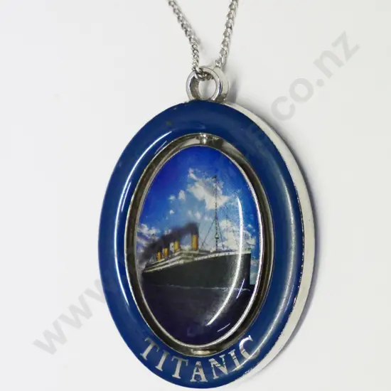 double side pendant with picture of the Titanic