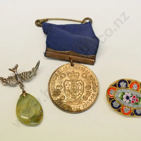 Queen Elizabeth 11 royal visit 1952-53 medal & 2 costume brooches