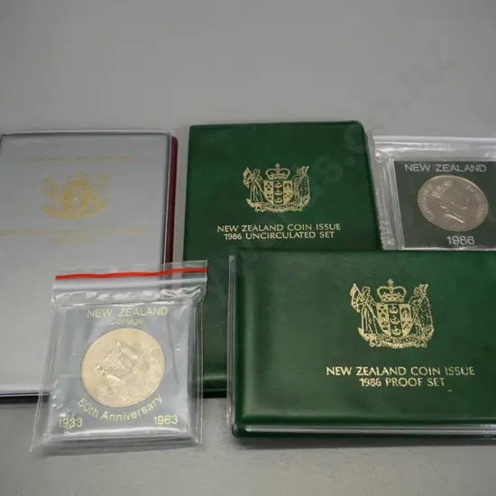 5 New Zealand collector coin items: 1983 collectors set, 1986 proof set & collector set, 1983 and 1986 dollars