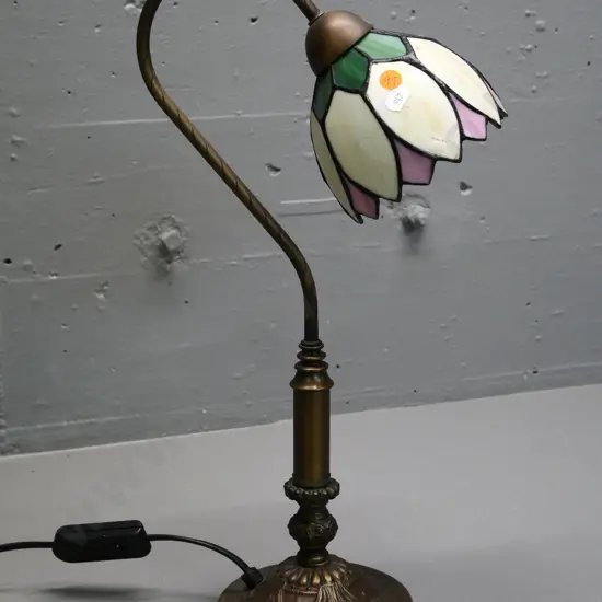 reproduction Tiffany style metal-based table lamp with tulip shade H-465