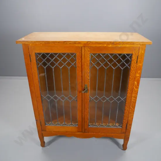 deco oak china cabinet with 2 leadlight doors, 3 adjustable shelves, some splitting to top H1070 W920 D370
