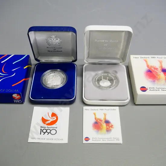 2 cased 1990 New Zealand dollar proof coins - Treaty of Waitangi & Commonwealth Games
