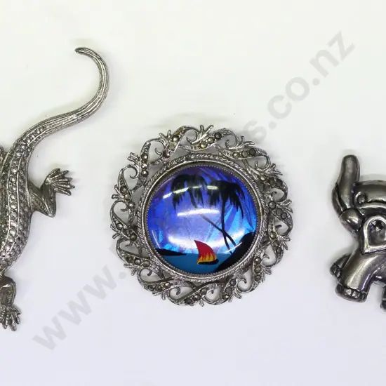 butterfly wing brooch, lizard brooch & an elephant pendant no chain