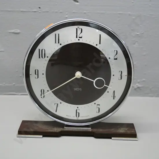 retro bakelite and chrome cased Smiths wind-up mantel clock H-170 W-170