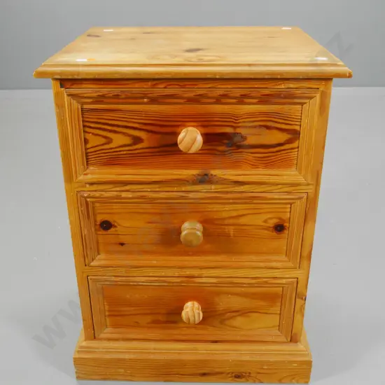 pine 3-drawer bedside cabinet - missing two handles, 3rd needs attaching H-580 W-430 D-350