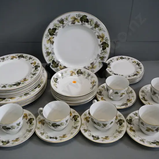 Royal Doulton Larchmont 6-place dinner set in as-new condition