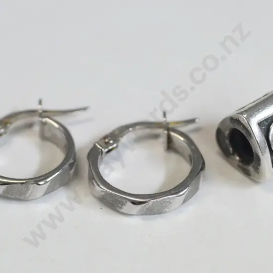 pair of silver earrings stamped 375 & silver letter 'G' charm stamped 925