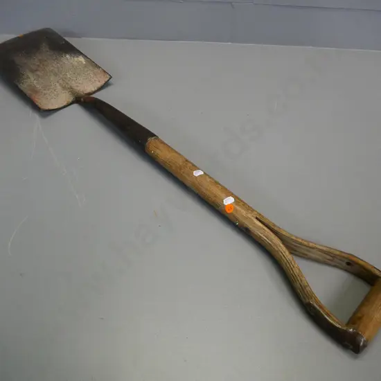 vintage garden spade with timber handle L-100