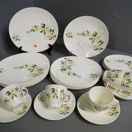 Wood & Son retro floral pattern 6-place dinner set, missing 2 side plates