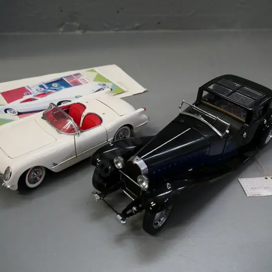 2 Franklin Mint 1:24 scale metal & plastic model cars: 1930 Bugatti Royal Coupe Napoleon L260 & 1964 Corvette