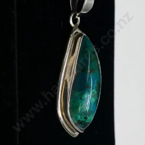 silver & a green stone pendant stamped 925