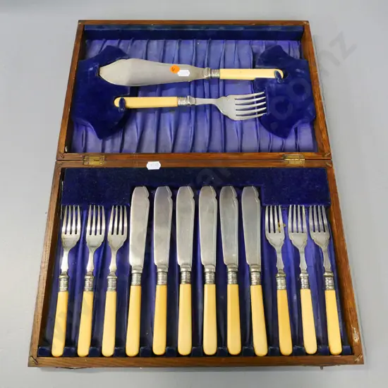 oak-cased cutlery - bone-handled fish set with serving slice and fork - handles slightly darkened