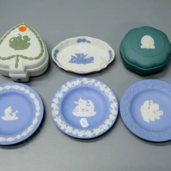 6 pieces of Wedgwood Jasperware including 2 jewellery boxes, one in green shell pattern