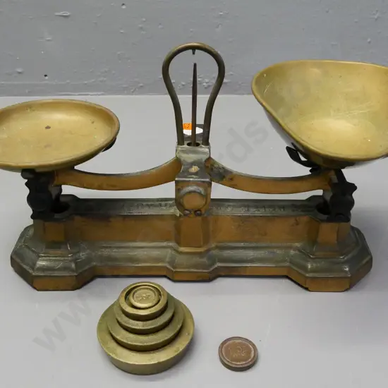 vintage Avery balance scales with brass weights H-170 W-380
