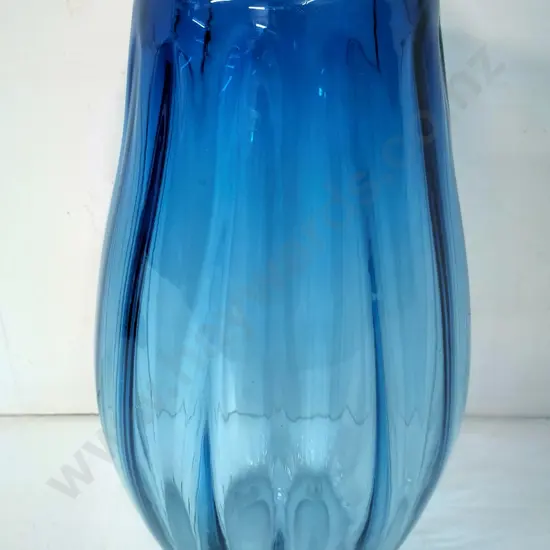 blue ribbed glass vase H-350