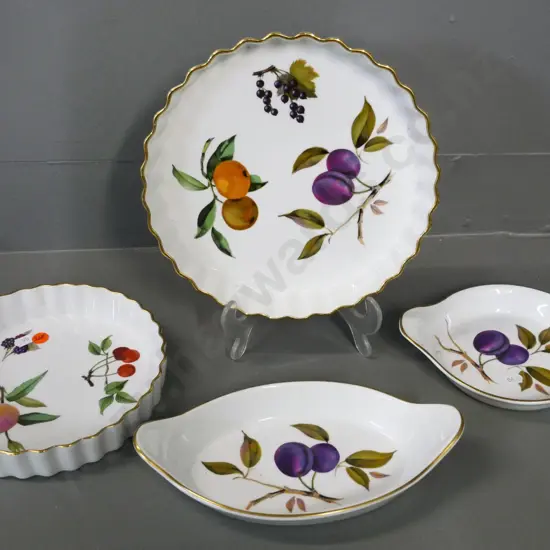 Royal Worcester Evesham - 2 flan dishes, larger is D-220, and 2 small baking dishes