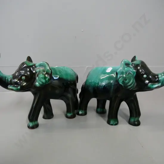 Blue Mountain pottery - pair of elephant figures - H-210 L-240