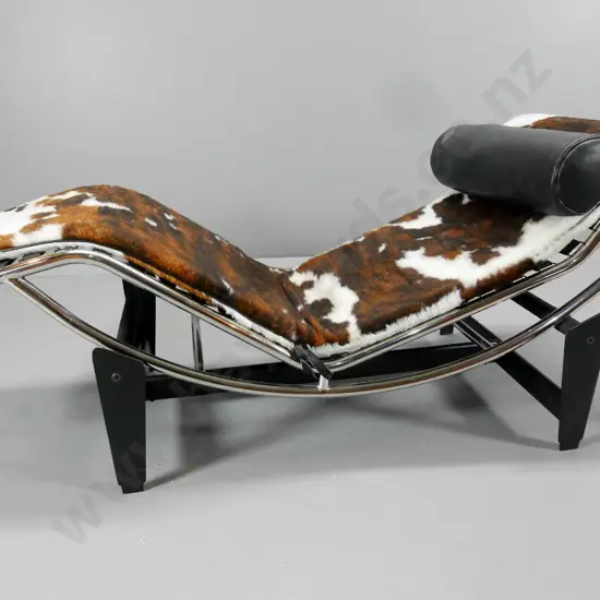 Le Corbusier style chaise longue with chrome frame, black metal base, cowhide and leather upholstery H620 L1620 W520