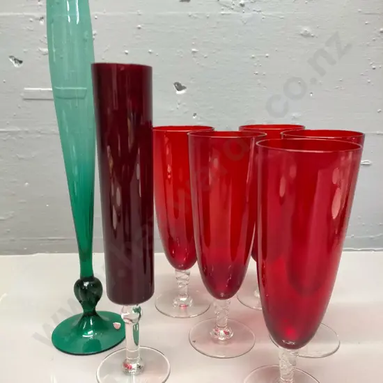set of 5 red glass goblets, 2 coloured glass vases H-310