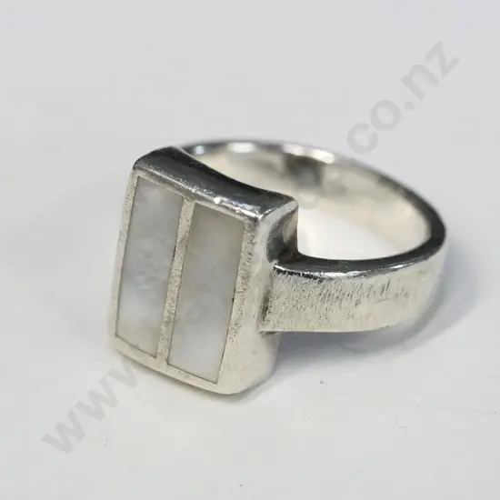 silver & mother of pearl ring stamped 925