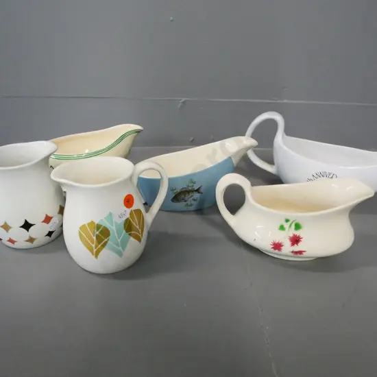6 T&G Greene retro items - 4 gravy boats, 2 jugs - tallest jug is H100