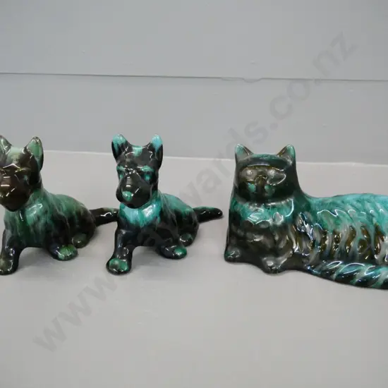 3 Blue Mountain pottery figures - 2 Scottie dogs and a Persian cat H-120 L-200