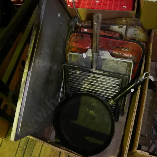 cast iron frying pan, skillet, Lesco pourer can